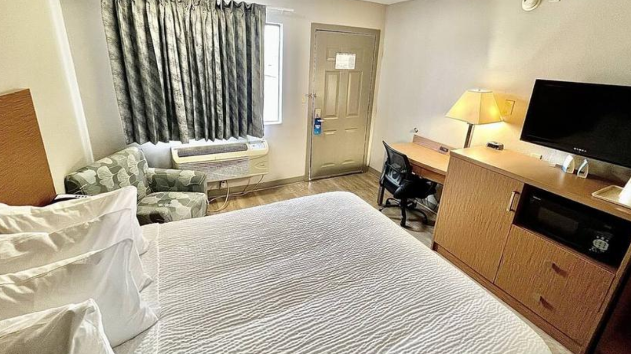 Days Inn & Suites by Wyndham Arlington Near Six Flags